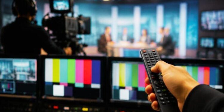 Concesionarios de radio y TV deben contar con códigos de ética, personas defensoras de las audiencias: Sheinbaum