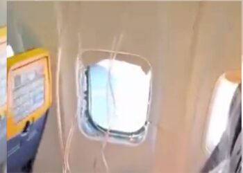 VIDEO: ventanilla se rompe y pasajero casi es succionado en pleno vuelo