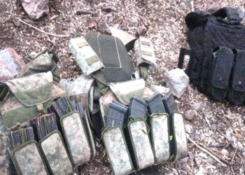 Asegura el Ejército arsenal y equipo táctico abandonado en zona rural de Mazatlán