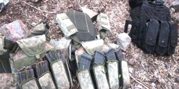 Asegura el Ejército arsenal y equipo táctico abandonado en zona rural de Mazatlán