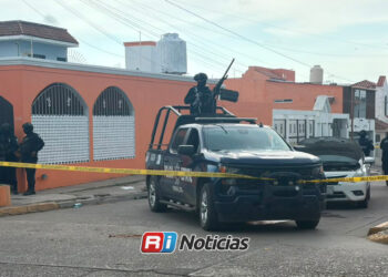 Persecución en Mazatlán termina con vehículo abandonado tras choque en la avenida Múnich