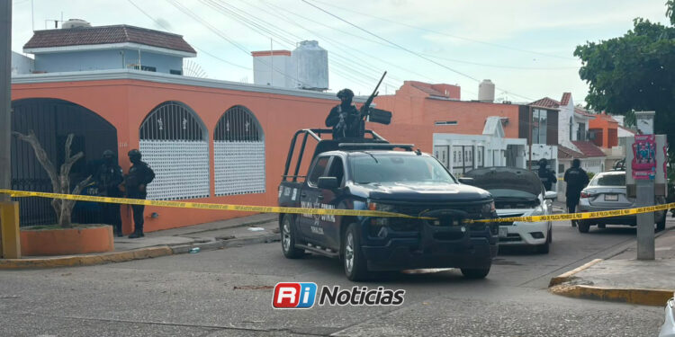 Persecución en Mazatlán termina con vehículo abandonado tras choque en la avenida Múnich