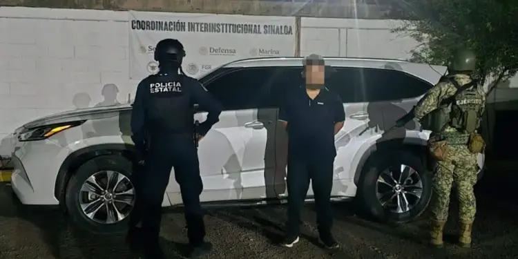 Aseguran en Navolato a hombre que conducía una camioneta con reporte de robo