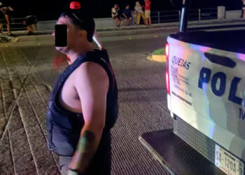 Rescatan al conductor de moto acuática tras falla mecánica frente al malecón de Mazatlán