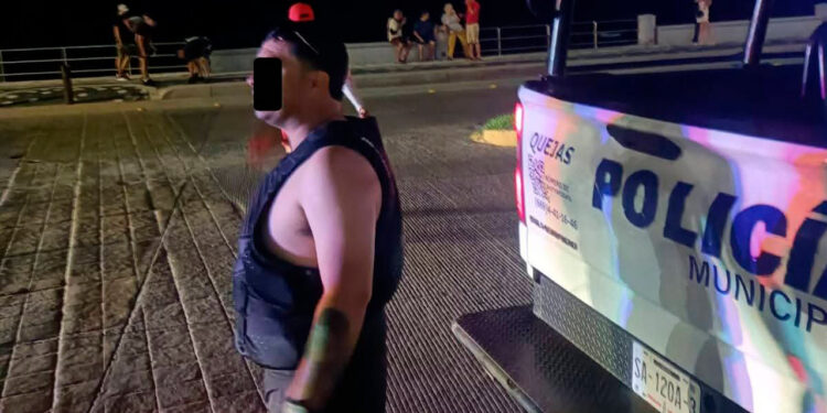 Rescatan al conductor de moto acuática tras falla mecánica frente al malecón de Mazatlán