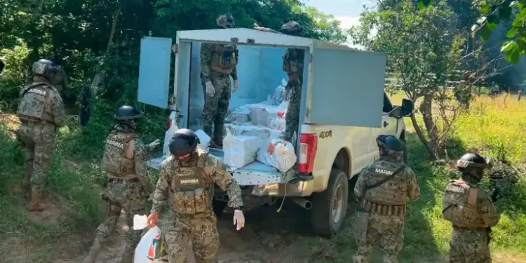 Marina asegura más de 800 kilos de presunta cocaína en vehículo abandonado en Chiapas