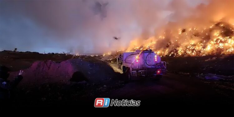 Incendio en el basurón de Mazatlán presenta 70% de control; autoridades prevén llegar al 95% este día