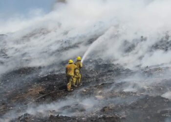 Bomberos de Mazatlán mantienen labores permanentes para sofocar incendio en relleno sanitario