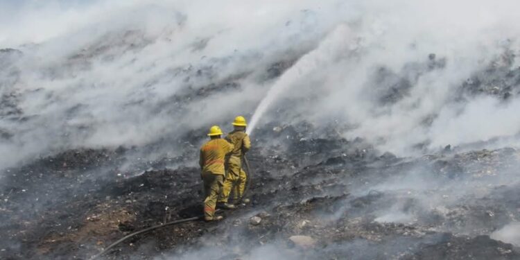 Bomberos de Mazatlán mantienen labores permanentes para sofocar incendio en relleno sanitario