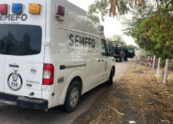 Envuelto en una cobija, localizan a un hombre sin vida junto a la autopista Benito Juárez