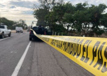 Envuelto en una cobija, localizan a un hombre sin vida junto a la autopista Benito Juárez