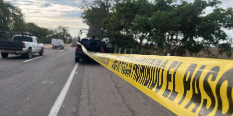 Envuelto en una cobija, localizan a un hombre sin vida junto a la autopista Benito Juárez