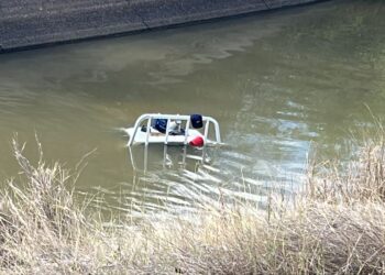 Localizan vehículo al interior de un canal rumbo a El Sauz, en Culiacán; hay una persona sin vida