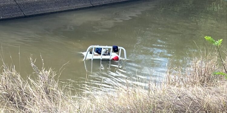 Localizan vehículo al interior de un canal rumbo a El Sauz, en Culiacán; hay una persona sin vida