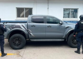 Recuperan camioneta con reporte de robo y detienen a uno en Culiacán; estaba armado