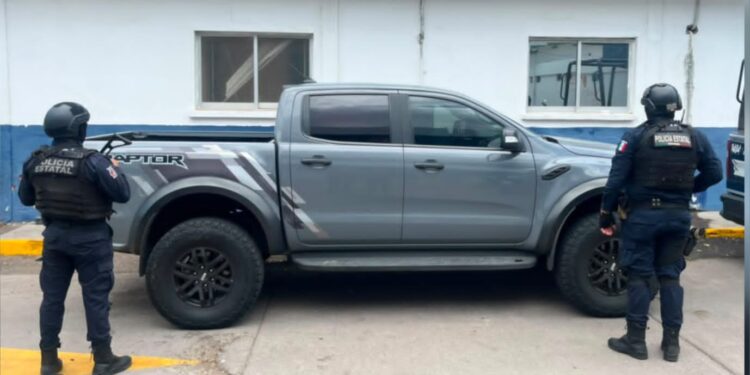 Recuperan camioneta con reporte de robo y detienen a uno en Culiacán; estaba armado