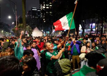 Con tambora y pirotecnia, la afición mexicana vuelve a ponerle sabor y presión al rival, ahora contra Inglaterra