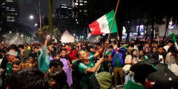 Con tambora y pirotecnia, la afición mexicana vuelve a ponerle sabor y presión al rival, ahora contra Inglaterra