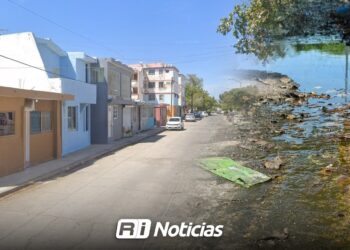 Vecinos del Infonavit Playas denuncian fuga de agua potable y calle resbaladiza