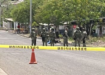Asesinan a balazos a motociclista frente a escuela en la colonia Independencia, en Culiacán