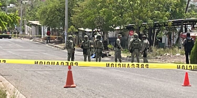 Asesinan a balazos a motociclista frente a escuela en la colonia Independencia, en Culiacán