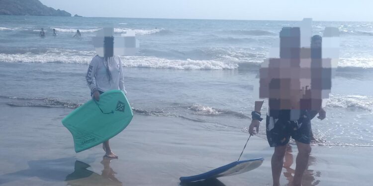 Rescatan a cuatro bañistas del fuerte oleaje en playas de Mazatlán