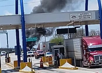 Automóvil se incendia cerca de la caseta de El Vainillo; no se reportan personas lesionadas