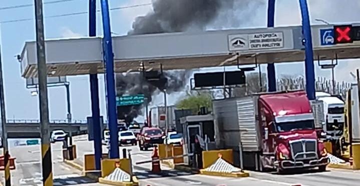 Automóvil se incendia cerca de la caseta de El Vainillo; no se reportan personas lesionadas