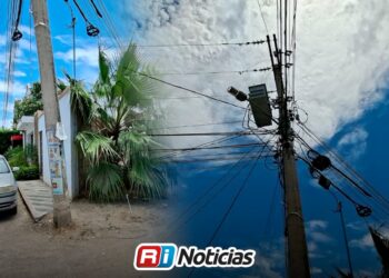 Peligro inminente en la colonia Francisco Villa: poste de CFE a punto de colapsar amenaza a vecinos