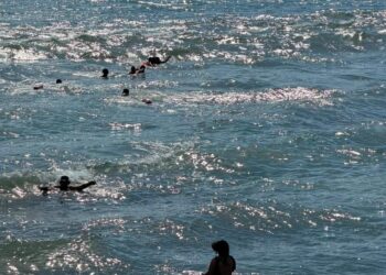 Rescatan a tres turistas de Michoacán tras ser arrastradas por el mar en Playa Gaviotas