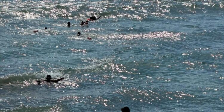 Rescatan a tres turistas de Michoacán tras ser arrastradas por el mar en Playa Gaviotas