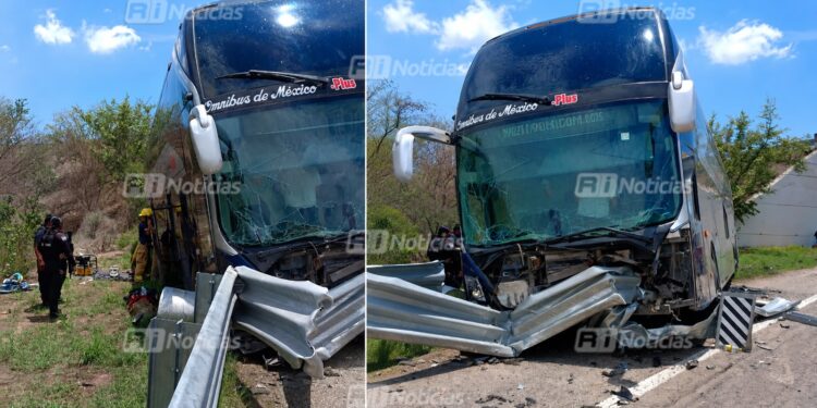 Autobús se impacta contra muro de contención en la Mazatlán-Culiacán; rescatan a dos prensados