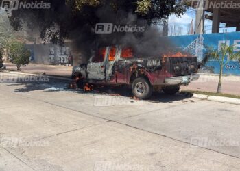 Incendio de camioneta genera movilización de cuerpos de emergencia en la Av. Sábalo Cerritos de Mazatlán
