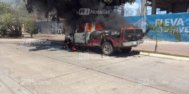 Incendio de camioneta genera movilización de cuerpos de emergencia en la Av. Sábalo Cerritos de Mazatlán
