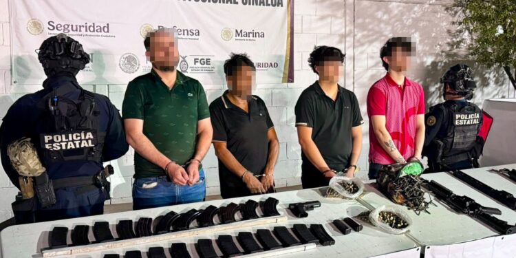 Grupo Interinstitucional detiene en Culiacán a cuatro civiles armados con importante arsenal