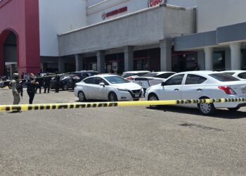 Intento de “levantón” desata balacera en Soriana Zapata; hay tres heridos y vehículos rafagueados