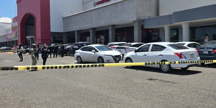 Intento de “levantón” desata balacera en Soriana Zapata; hay tres heridos y vehículos rafagueados