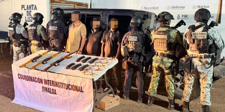 Persecución en Culiacán deja dos presuntos sicarios muertos y tres detenidos; además aseguran arsenal y presunta droga