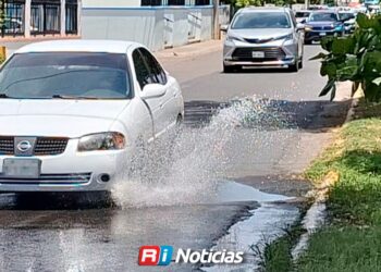 Riesgo de accidente por hundimiento y aguas negras en la avenida Mazatlán