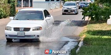 Riesgo de accidente por hundimiento y aguas negras en la avenida Mazatlán