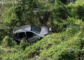 Auto se va al barranco a la altura de Aguacaliente de Gárate; dos mujeres resultan con lesiones leves