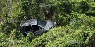 Auto se va al barranco a la altura de Aguacaliente de Gárate; dos mujeres resultan con lesiones leves