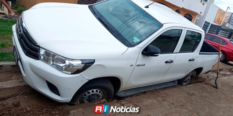 Ignora Jumapam reclamos por obra inconclusa en San Joaquín; otro vehículo se hunde en el lugar