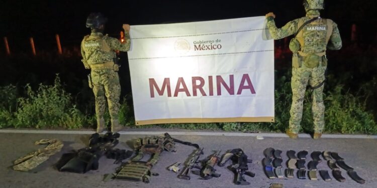 Marina repele agresión y detiene a uno, además asegura arsenal, vehículos y equipo táctico en Escuinapa
