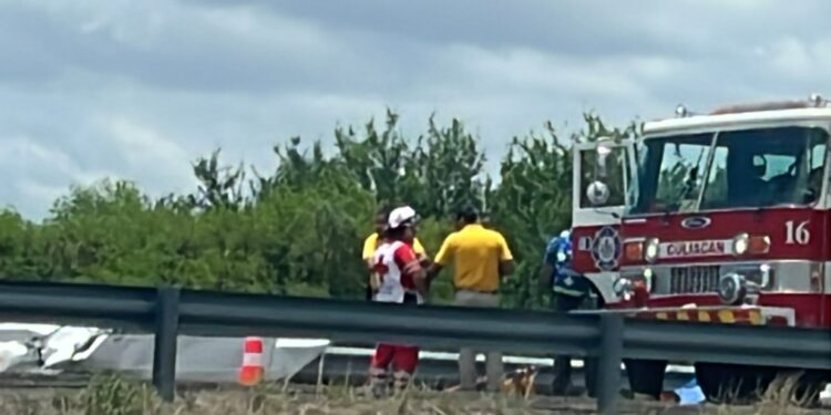 Dos muertos y tres heridos deja choque entre tráiler y camioneta en Costa Rica, Culiacán