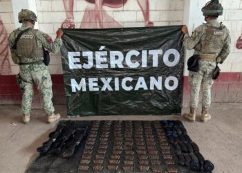 Aseguran 3 fusiles, 21 cargadores y más de 900 cartuchos en Escuinapa