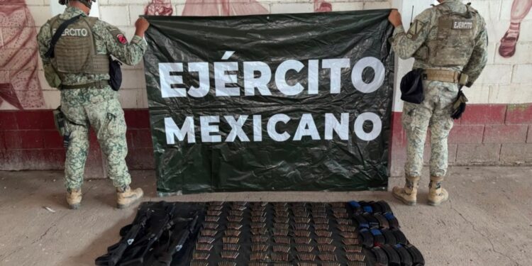 Aseguran 3 fusiles, 21 cargadores y más de 900 cartuchos en Escuinapa