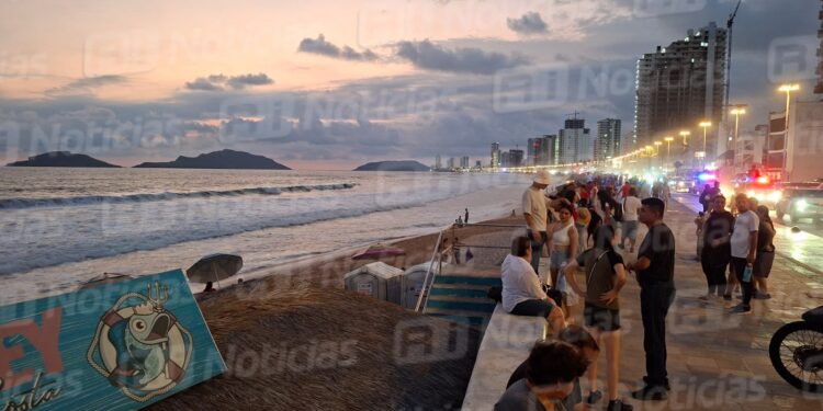 Rescatan a ocho personas del mar en Mazatlán; padre fallece y su hija permanece grave