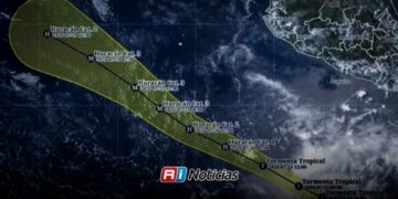 Tormenta Genevieve avanza en el Pacífico y podría alcanzar categoría 4