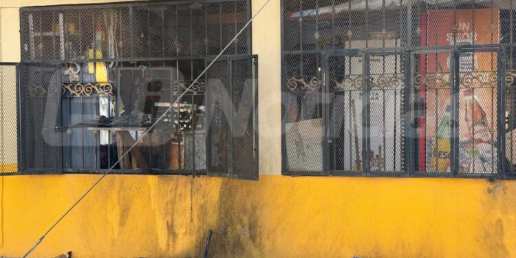 Incendian entrada de una tienda de abarrotes en la colonia Rincón de Urías